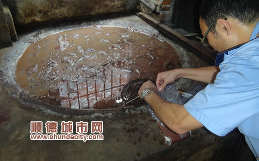 豬血加把工業鹽，吃在嘴里無人知