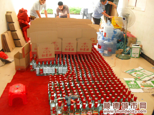 給力陳村：“砸”3000瓶假酒　贏企業錦旗