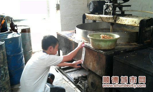 揪出無證黑心加工廠　惡劣環境下做月餅餡