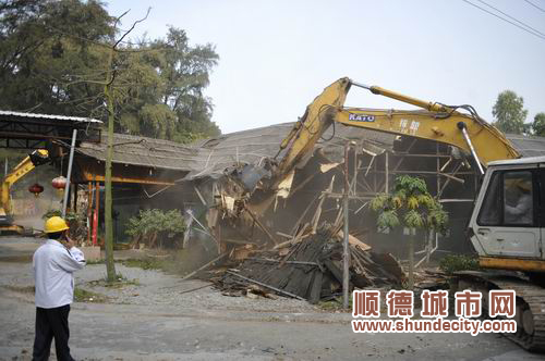 大快人心！強(qiáng)拆違章飯店還順?lè)迳矫溃? /></a><br>
					<a href=