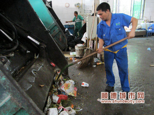 與惡臭相伴，他堅持了1萬多個小時