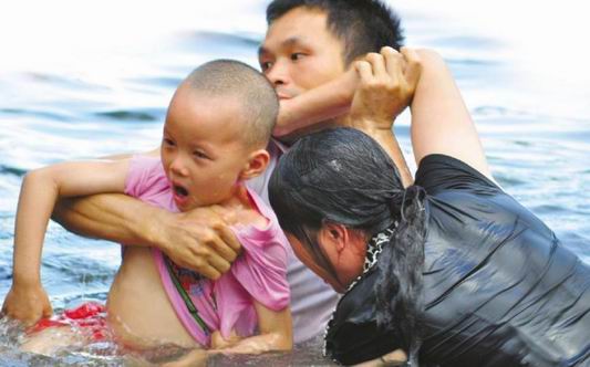 工程師勇救落水母女不留名，被封“英雄哥”