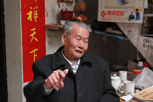 盧坤：仗朝老人為傳承歷史手寫四萬字故事