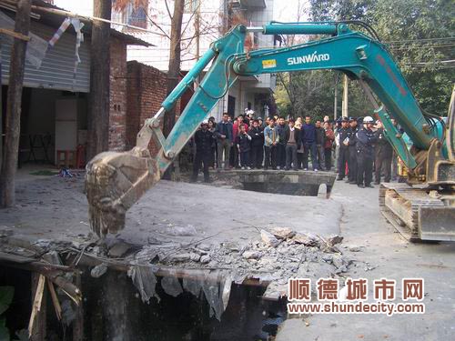 大良：河涌上建停車場？拆！