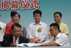 勒流與社工機構代表簽約
