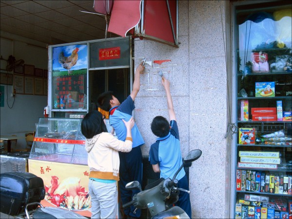 小學生走上街頭，大搞衛生