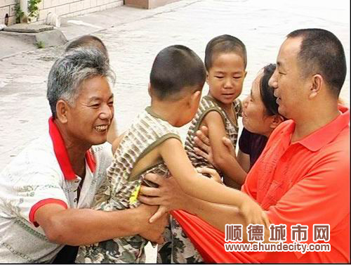 魚塘歷險記，兩漢子三分鐘救起落水兒童
