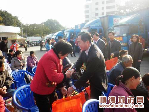 160萬元慰問物資今早發放 困難家庭過好年