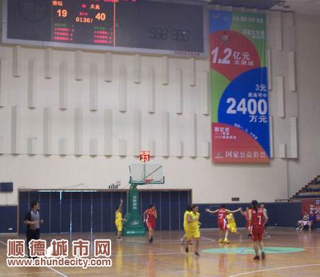  四強爭霸，籃球女隊發(fā)飆男隊火拼