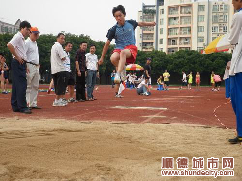 運動員表演“凌波微步”