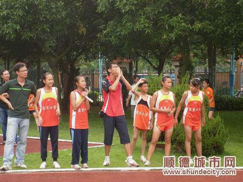 場上拼搏，場下吶喊