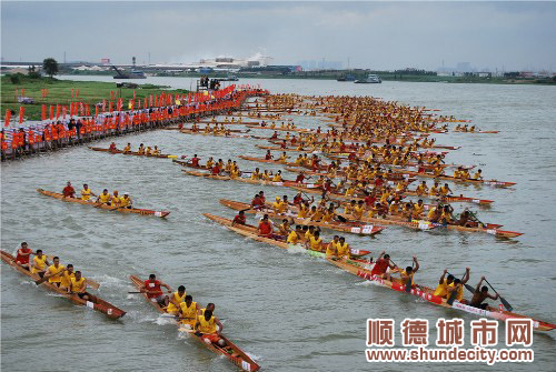 萬人空巷 雨中熱捧龍舟爭霸賽