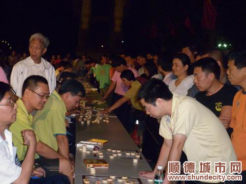 大良棋壇昨日上演“車輪戰(zhàn)”