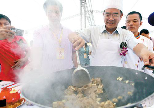 區長現場秀廚藝， “牛氣沖天”