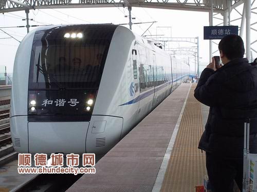 城軌開通 引入中運(yùn)量公交系統(tǒng)完善接駁