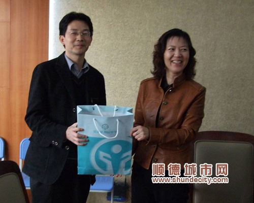 熊文華：布局引領(lǐng)教師專業(yè)化發(fā)展