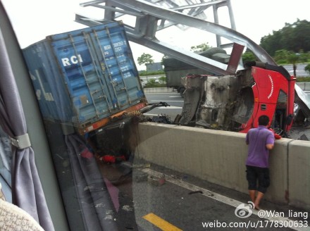 貨柜車跨欄