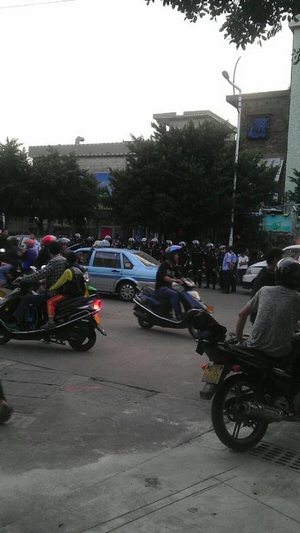 特警大陣仗出動(dòng)，清查亂擺亂賣