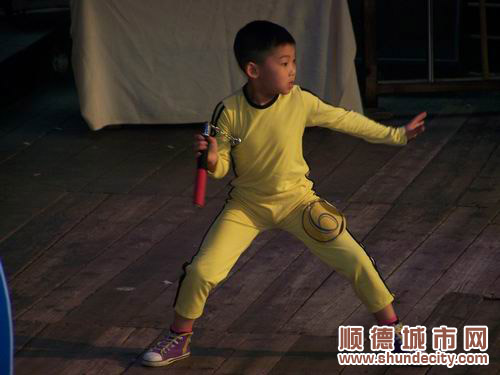 六歲“龍迷”演活Q版李小龍