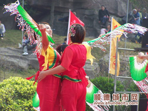 三千人聚樂園，賞“剛?cè)岵?jì)”