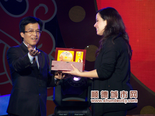 李香凝給均安鄉(xiāng)親講述李小龍