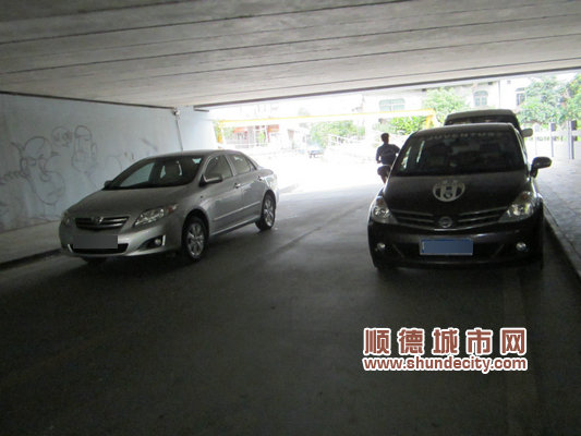 小汽車橋底“躲太陽”，路人很擔憂