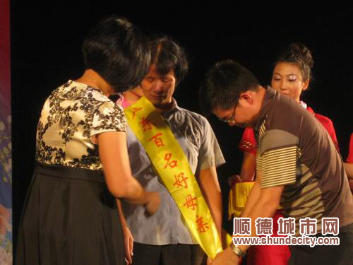 龍江：鎮長向老師送上擁抱和祝福