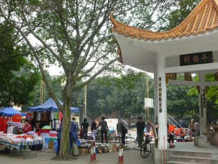 畫地為市，休閑購物兩不誤