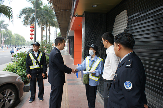 退休教師當(dāng)停車收費(fèi)員，曾被車主惡意拖行80米