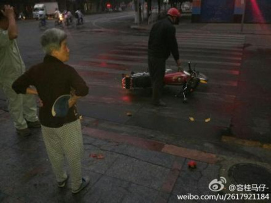 落花落果滑倒摩托車？行人也遭殃