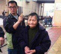 迷路老人路中淋雨　微博接力幫助尋親