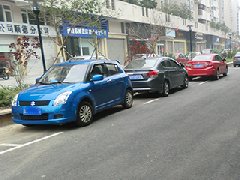 新市良路輔道設置停車位，便民！