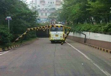 公交司機“大頭蝦”，走錯路還撞壞隧道龍門