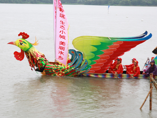 兩老攜手看龍舟：祥龍瑞鳳真和美！
