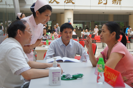 37歲“黨齡”專家義診，讓市民免費體檢