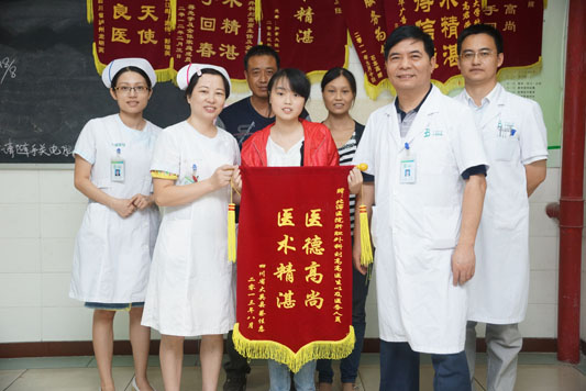 少女腹痛難耐，醫護悉心治療獲其致謝