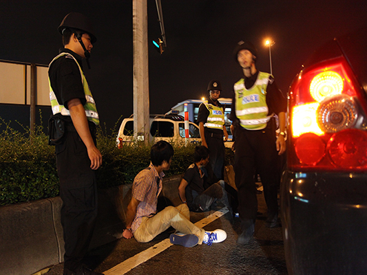 熱心市民助辦案，巡警快速攔下嫌疑人
