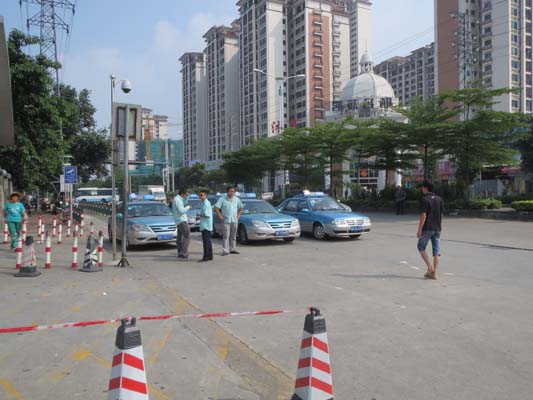 出租車停在路中央，妨礙交通惹人厭