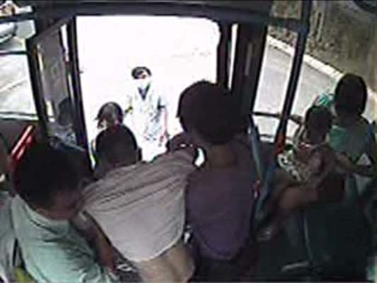 男乘客抽搐昏倒，公交車改線去醫院