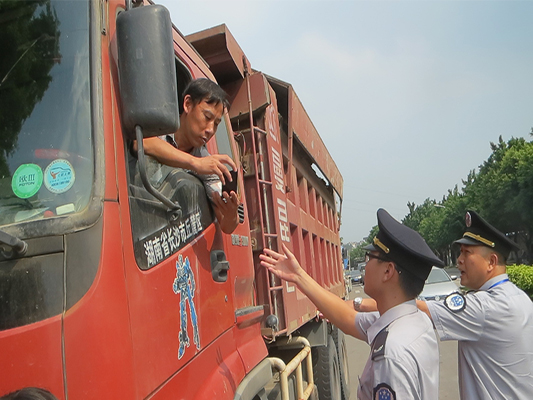 嚴查泥頭車，維護市容環(huán)境