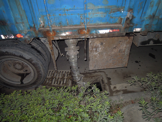 貨車跨鎮(zhèn)偷排廢水，作案現(xiàn)場被查獲