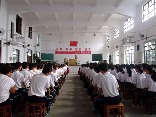學(xué)生們齊聚學(xué)堂，上一堂特別的英語課