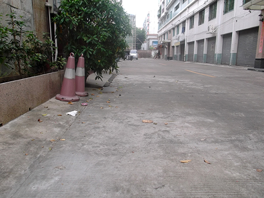 門前垃圾太多無人掃，隨風吹進街坊家