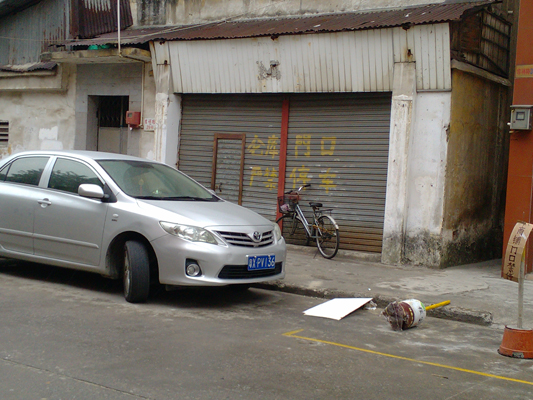 車主亂停車，小區居民出入叫苦不迭