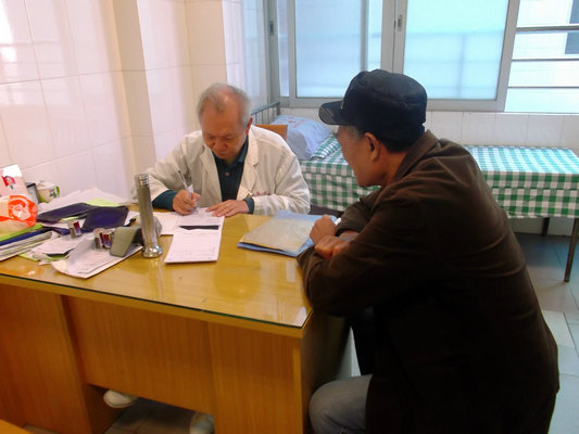 大良76歲老中醫：治病救人是一種享受