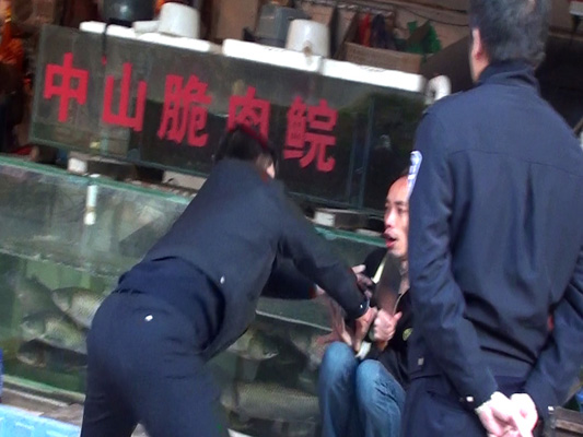 男子持刀要自殺，關鍵時刻民警出手奪刀