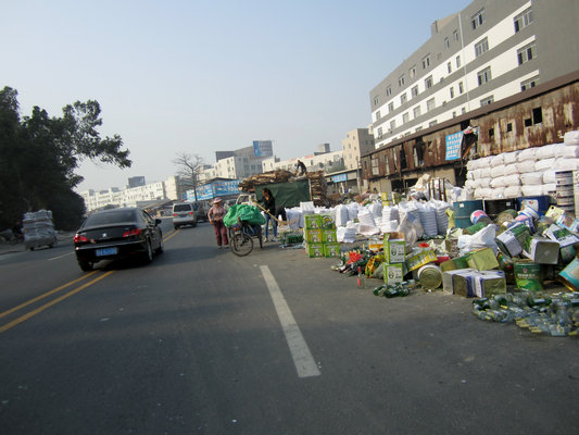 廢品“橫行霸道”，4車道無奈變2車道