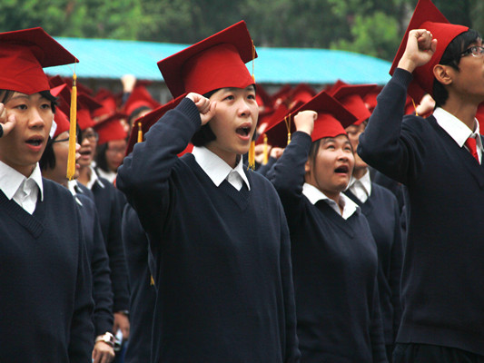 羅定邦成人禮，學生鞠躬感恩父母