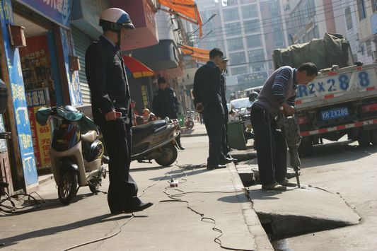 容桂：混凝土引坡占道又影響出行，拆！