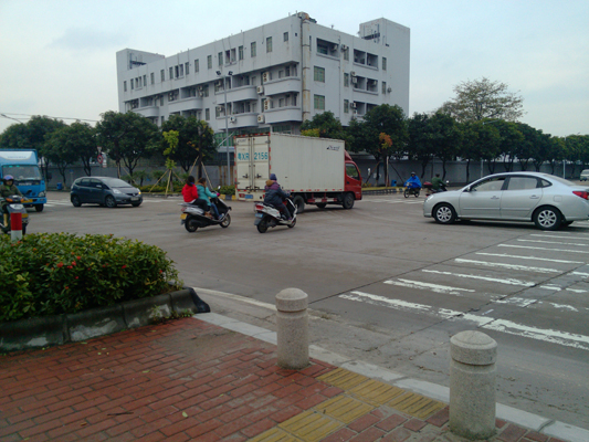 十字路口無紅燈，市民指撞車常有盼解決